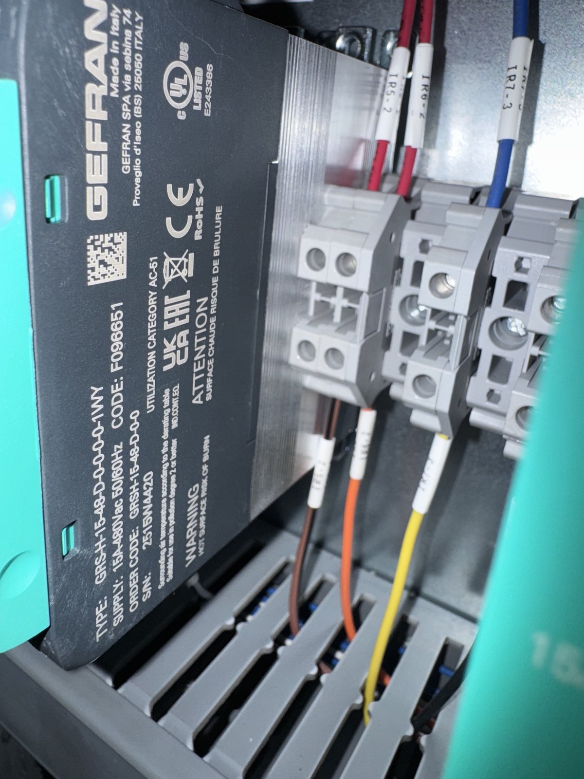 Power controller with labeled field wiring